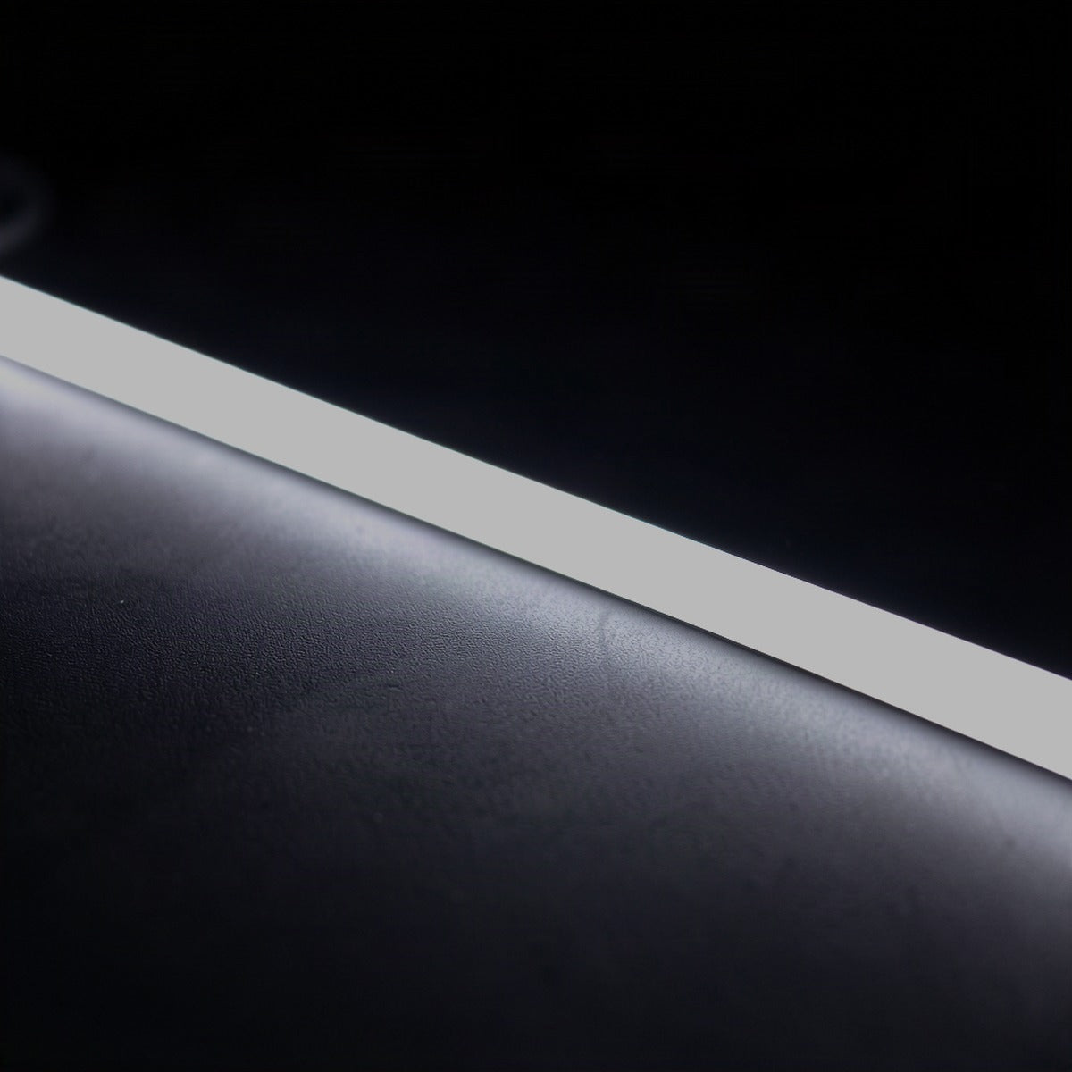 LED-Band in Betrieb — Helligkeit einstellbar